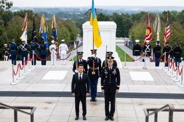 На Арлінгтонському цвинтарі Президент України поклав квіти до могили Невідомого солдата та поховань військових українського походження