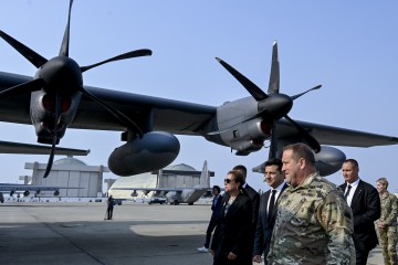 President of Ukraine visits California Air National Guard base