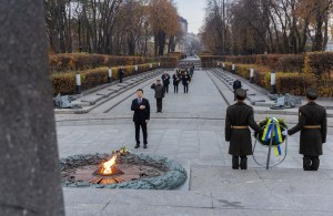 У 77-му річницю вигнання з України нацистських загарбників Президент Володимир Зеленський узяв участь у вшануванні пам'яті воїнів, які віддали своє життя за визволення рідної землі під час Другої світової війни, 28 жовтня 2021 року