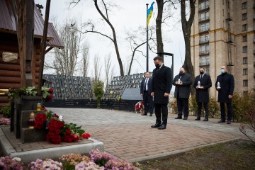 У День Гідності та Свободи Володимир Зеленський ушанував пам’ять загиблих активістів Майдану