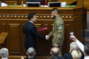 Президент України Володимир Зеленський виступив у Верховній Раді зі щорічним Посланням про внутрішнє і зовнішнє становище України та вручив державні нагороди. Зокрема, Глава держави присвоїв звання Героя України учаснику бойових дій у складі ДУК «Правий сектор» Дмитру Коцюбайлу, відомому за позивним «Да Вінчі», 1 грудня 2021 року.