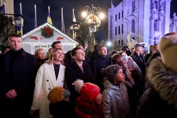 Володимир та Олена Зеленські взяли участь у відкритті святкового містечка біля Офісу Президента