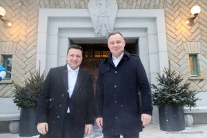 Президент України Володимир Зеленський відвідав з візитом Польщу, де зустрівся зі своїм польським колегою Анджеєм Дудою у державній резиденції «Вісла». Лідери провели низку зустрічей, під час яких обговорили весь спектр важливих для двох країн питань і спільних викликів. Володимир Зеленський відзначив продуктивність перемовин, 21 січня 2022 року.