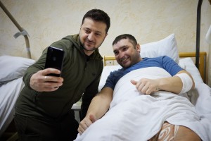 Президент Володимир Зеленський відвідав поранених захисників України, які проходять лікування у військовому госпіталі, 13 березня 2022 року