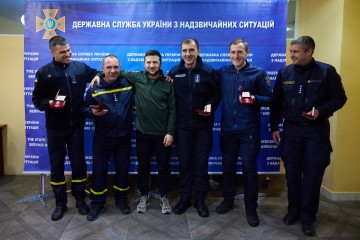 Володимир Зеленський нагородив працівників ДСНС, які брали участь у ліквідації наслідків російських обстрілів