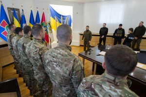 Президент України Володимир Зеленський вручив державні нагороди бійцям підрозділу особливого призначення Національної поліції України КОРД, які виконують важливі завдання в межах протидії повномасштабній збройній агресії Російської Федерації проти України, 19 березня 2022 року.