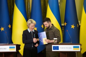 Президент України Володимир Зеленський провів зустріч із Президентом Європейської комісії Урсулою фон дер Ляєн та Високим представником Європейського Союзу із закордонних справ та політики безпеки Жозепом Боррелем у Києві. Урсула фон дер Ляєн передала Главі держави анкету-опитувальник для отримання Україною статусу кандидата на членство у ЄС, 8 квітня 2022 року.