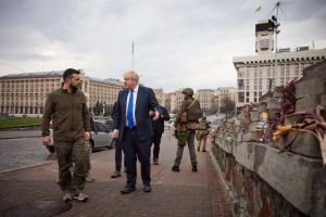 Президент України Володимир Зеленський провів зустріч з Прем’єр-міністром Великої Британії Борисом Джонсоном, який прибув до Києва. Після переговорів Володимир Зеленський і Борис Джонсон прогулялися центром столиці, 9 квітня 2022 року. 