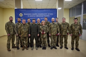 Президент України Володимир Зеленський зустрівся з військовослужбовцями Державної служби спеціального зв’язку та захисту інформації (ДССЗЗІ) та вручив їм державні нагороди, 16 квітня 2022 року.