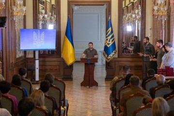 Президент у День журналіста вручив державні нагороди працівникам медіа та членам родин загиблих журналістів