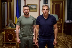 Президент України Володимир Зеленський зустрівся з голлівудським актором, режисером, сценаристом і продюсером Беном Стіллером, який відвідує Україну як посол доброї волі Управління Верховного комісара ООН у справах біженців, 20 червня 2022 року.