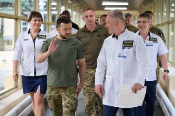 Президент відвідав поранених захисників України у Дніпропетровській обласній лікарні та зустрівся з медиками