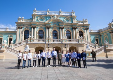 Паспорт громадянина України символізує силу – Президент вручив перші паспорти юним українцям