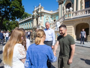 У День Української Державності Президент Володимир Зеленський провів зустріч з Президентом Литовської Республіки Гітанасом Наусєдою, який перебуває з візитом у нашій державі. У його присутності  Володимир Зеленський вручив перші паспорти громадянам України, яким виповнилося 14 років, 28 липня 2022 року. 