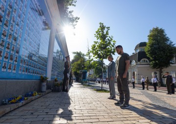 Володимир та Олена Зеленські поклали квіти до Стіни пам'яті загиблих захисників України