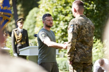 Володимир Зеленський вручив високі державні нагороди людям, завдяки яким Україна зберігає свою незалежність