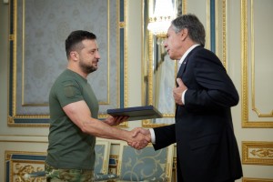 Президент України Володимир Зеленський під час зустрічі у Києві вручив Державному секретарю США Ентоні Блінкену орден Ярослава Мудрого ІІ ступеня, яким його нагороджено за значні особисті заслуги у зміцненні міждержавного співробітництва, підтримку державного суверенітету й територіальної цілісності України, 8 вересня 2022 року. 