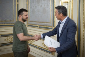 Президент Володимир Зеленський провів зустріч зі співголовами Міжнародної робочої групи з питань безпекових гарантій для України – керівником Офісу Президента Андрієм Єрмаком і колишнім Генеральним секретарем НАТО Андерсом Фогом Расмуссеном. Вони презентували Главі держави напрацьовані групою рекомендації щодо майбутніх гарантій безпеки для України, які мають стати основою документа під назвою «Київський безпековий договір» (Kyiv Security Compact), 13 вересня 2022 року.