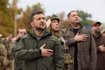 Президент узяв участь у церемонії підняття Державного прапора в деокупованому Ізюмі﻿