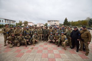 Під час робочої поїздки на Харківщину Президент Володимир Зеленський взяв участь у церемонії підняття Державного прапора України в місті Ізюмі, яке українські військові звільнили від російських окупантів. Церемонія відбулася на центральній площі міста в присутності захисників України. Президент подякував військовослужбовцям, які звільняють українські землі від ворога, 14 вересня 2022 року. 