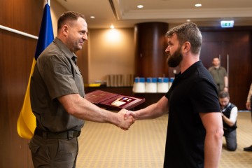 За дорученням Президента Андрій Єрмак вручив ордени «Золота Зірка» п’ятьом захисникам «Азовсталі», яким присвоєно звання Героя України