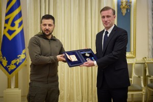 Президент України Володимир Зеленський провів зустріч із радником Президента США з питань національної безпеки Джейком Салліваном, який прибув з візитом до України. Володимир Зеленський вручив Джейку Саллівану орден князя Ярослава Мудрого ІІ ступеня, яким його було нагороджено за значні особисті заслуги у зміцненні міждержавної співпраці, підтримку суверенітету й територіальної цілісності України, 4 листопада 2022 року.