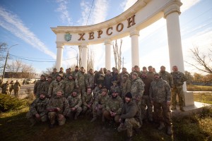 У межах робочої поїздки на деокуповану частину Херсонщини Президент України Володимир Зеленський вручив державні нагороди військовослужбовцям, які відзначилися під час звільнення Херсона та області, 14 листопада 2022 року.