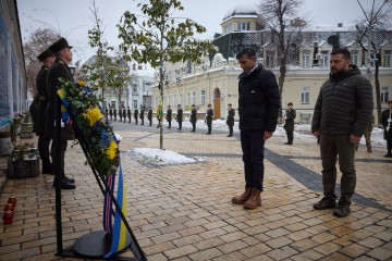 Volodymyr Zelenskyy, Rishi Sunak honor memory of Ukrainian defenders