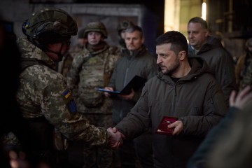 Президент України в Бахмуті зустрівся з українськими військовими та вручив державні нагороди 