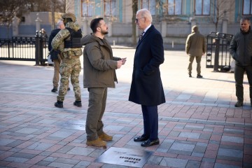 Володимир Зеленський і Джозеф Байден відкрили на Алеї сміливості іменну табличку, присвячену Президенту США