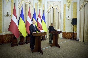 Латвія стане потужним помічником для України у притягненні до відповідальності всіх російських злочинців – Володимир Зеленський за результатами зустрічі з Егілсом Левітсом у Львові 