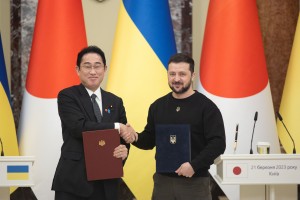 Президент України Володимир Зеленський провів зустріч із Прем’єр-міністром Японії Фуміо Кішідою, який прибув до нашої країни з візитом. За підсумками переговорів було підписано Спільну заяву про особливе глобальне партнерство між двома країнами, 21 березня 2023 року. 