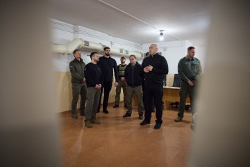 На Дніпропетровщині Володимир Зеленський відвідав Нікопольський район, який постійно зазнає ворожих обстрілів