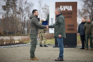 Президент України взяв участь у піднятті Державного прапора на відновленому флагштоку в Бучі, вручив почесну відзнаку міста-героя та державні нагороди