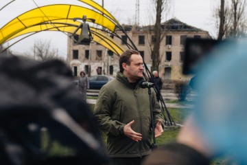 Олексій Кулеба взяв участь у відкритті скульптури «Дівчинка під сонцем», яку встановили у Бородянці до річниці деокупації Київщини