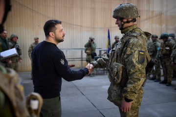 Глава держави відвідав передові позиції українських захисників на Донеччині ﻿