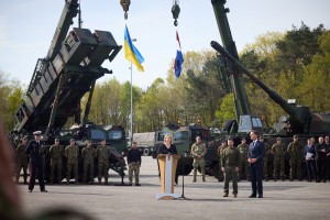 У межах офіційного візиту до Королівства Нідерланди Президент України Володимир Зеленський відвідав базу Королівських військово-повітряних сил Нідерландів. Звертаючись до Прем'єр-міністра Нідерландів Марка Рютте й міністра оборони Нідерландів Кайси Оллонгрен, Президент подякував їм і всім у Нідерландах, хто допомагає Україні, 4 травня 2023 року.