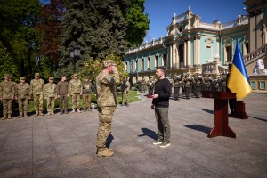 У День піхоти України Президент Володимир Зеленський привітав воїнів-піхотинців і вручив державні нагороди та присвоїв почесні відзнаки, 6 травня 2023 року.