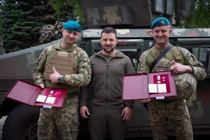 Президент Володимир Зеленський з нагоди Дня морської піхоти відвідав передові позиції Збройних Сил України у смузі оборони Вугледар – Мар’їнка в Донецькій області. Президент також вручив державні нагороди. Так, за особисту мужність і героїзм, виявлені в захисті державного суверенітету й територіальної цілісності України, самовіддане служіння українському народові Глава держави присвоїв звання Героя України полковнику Юрію Андрієнку та полковнику Миколі Паласу, 23 травня 2023 року. 