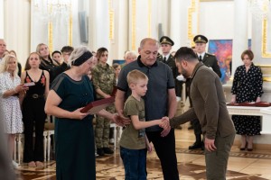 Президент Володимир Зеленський передав ордени «Золота Зірка» членам родин військовослужбовців Збройних Сил України, Національної гвардії, Державної прикордонної служби, Служби безпеки та Національного антикорупційного бюро, удостоєних звання Героя України посмертно, а також вручив державні нагороди й відзнаки представникам засобів масової інформації, волонтерської спільноти та працівникам АТ «Укрзалізниця», 6 червня 2023 року. 