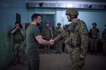 President of Ukraine paid a visit to the Armed Forces units that distinguished themselves in the Bakhmut sector and presented state awards