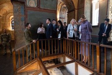 Presidents and first ladies of Ukraine and the Republic of Korea visit St. Sophia Cathedral in Kyiv