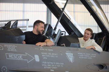 President familiarized himself with the program of training of Ukrainian pilots on F-16 at the base of the Royal Danish Air Force