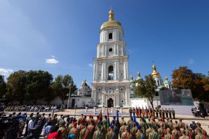 З нагоди Дня Незалежності України Президент Володимир Зеленський і перша леді Олена Зеленська взяли участь в урочистих заходах на Софійській площі у Києві. Президент вручив державні нагороди, відзнаки військовим частинам і бойові прапори зі стрічками з почесними найменуваннями, 24 серпня 2023 року.