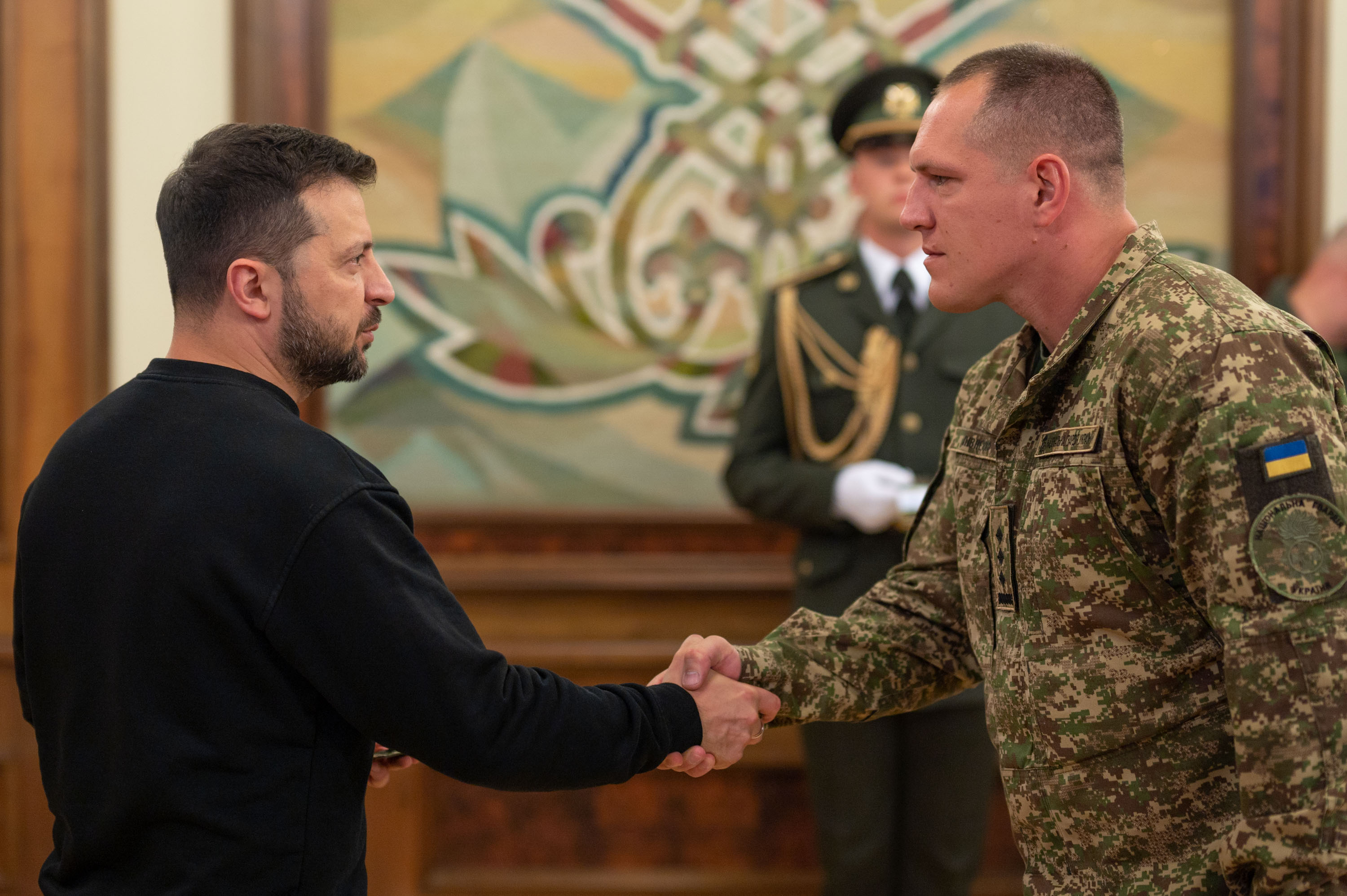 Volodymyr Zelenskyy presented shoulder boards to Ukrainian military and ...