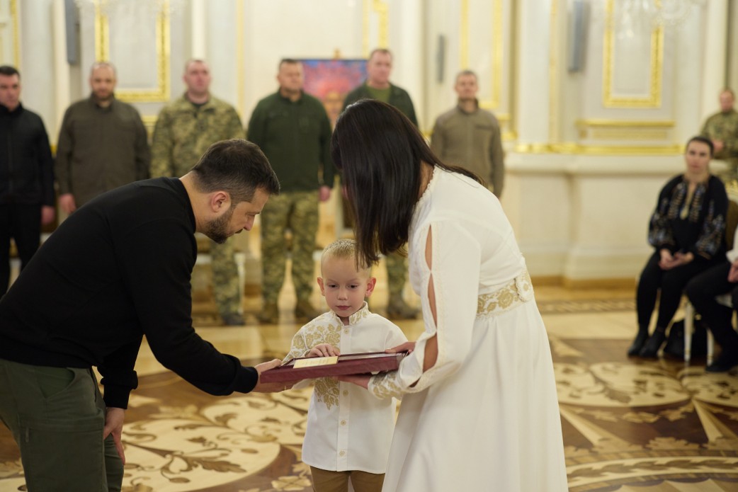 Президент Владимир Зеленский вручил ордена «Золотая Звезда» родным военнослужащих Вооруженных Сил Украины и Службы безопасности Украины, которые удостоены звания Героя Украины посмертно. Вручение прошло в Белом зале Героев Украины Мариинского дворца в Киеве, 27 октября 2023 года.