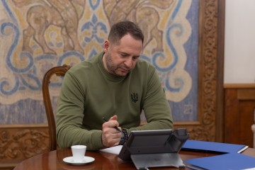 Керівник Офісу Президента провів телефонну розмову зі спеціальним посланником Папи Франциска