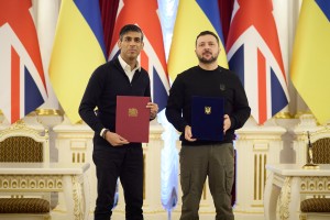 Президент України Володимир Зеленський провів зустріч із Прем’єр-міністром Великої Британії Ріші Сунаком, який прибув до нашої країни з візитом. Під час зустрічі лідери підписали Угоду про співробітництво у сфері безпеки між Україною та Великою Британією – першу двосторонню угоду в межах Спільної декларації про підтримку України, ухваленої у Вільнюсі в липні 2023 року країнами «Великої сімки», до якої згодом приєдналися майже 30 країн. Строк дії угоди – десять років із можливістю продовження, 12 січня 2024 року.