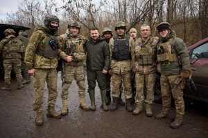 Під час робочої поїздки до Запорізької області Президент України Володимир Зеленський відвідав передові позиції українських військових у районі села Роботине. Глава держави поспілкувався із захисниками України та вручив їм державні нагороди, 4 лютого 2024 року