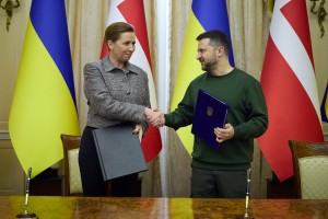 У Львові Президент України Володимир Зеленський і Прем’єр-міністерка Данії Метте Фредеріксен підписали Угоду про співробітництво у сфері безпеки та довгострокову підтримку між Данією та Україною, 23 лютого 2024 року. 